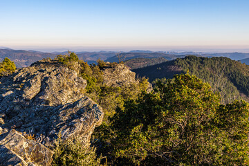 Vue sur les montagnes des Cévennes depuis le Signal Saint-Pierre (Occitanie, France)