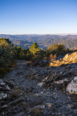 Vue sur les montagnes des Cévennes et le village de Saint-Étienne-Vallée-Française depuis le Signal Saint-Pierre (Occitanie, France)