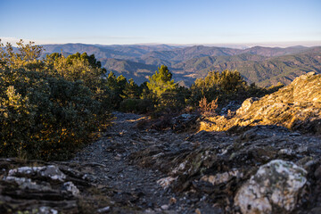 Vue sur les montagnes des Cévennes et le village de Saint-Étienne-Vallée-Française depuis le Signal Saint-Pierre (Occitanie, France)