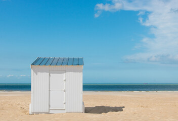 cabines de plage blanches sur la plage de sable de Calais devant la Manche sur la C&ocirc;te d'Opale en &eacute;t&eacute;