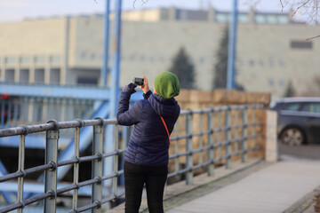 Młoda kobieta, dziewczyna robi zdjęcia telefonem komurkowym, smartfonem, ręka, Wrocław.	
