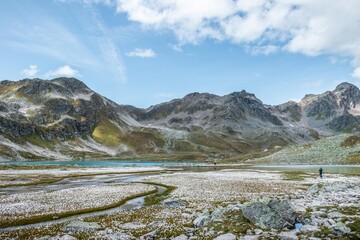 J&ouml;riseen Wanderung im Sommer, Blumenfeld Familienausflug.
