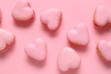 Obraz na płótnie Canvas Tasty heart-shaped macaroons on pink background