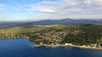 Fototapeta na wymiar Survol de la côte d'Azur entre Sainte-Maxime et Saint Raphaël le long de la french riviera 
