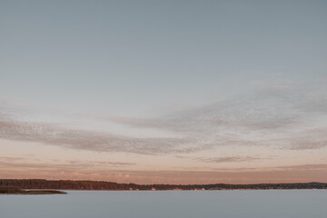 Obraz premium winter sunset landscape with trees and snow