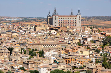 Obraz premium Vista de la ciudad de Toledo con el edificio del Alcázar, en la región de Castilla - La Mancha, España