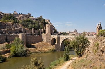 Fototapeta na wymiar Río Tajo y puente de Alcántara en la ciudad de Toledo, España