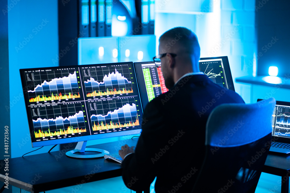 Fototapete Stock Trader Man Using Multiple Computers