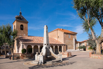 Vista de la Plaza Mayor y parroquia de San Miguel en el pueblo de Alovera, Guadalajara, España