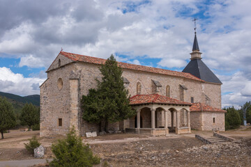 Fototapeta na wymiar Vista de la iglesia de la Asunción en el pueblo de Tamajón en la provincia de Guadalajara, España