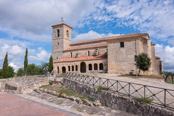 Fototapeta premium Iglesia de la Asunción en el pueblo de Tamajón en la provincia de Guadalajara, España