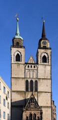 Fototapeta na wymiar Nichtsymmetrische Türme der St. Johanniskirche Magdeburg