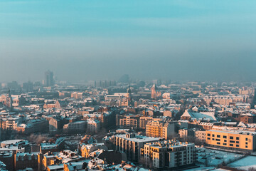 Fototapeta na wymiar Panorama Poznania, budynki przykryte śniegiem