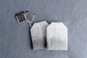 bolsitas de té sobre fondo de fieltro gris cenital