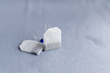 bolsitas de té sobre fondo de fieltro gris