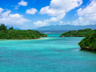 川平湾の澄んだ海、青い空	