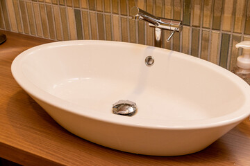 清潔感のある白い楕円形の洗面台