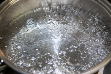 鍋の中で激しく泡立つ水