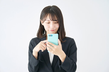 ビジネスウーマン　スマホ　白背景