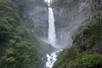日光　勢いよく流れる華厳の滝　滝壺