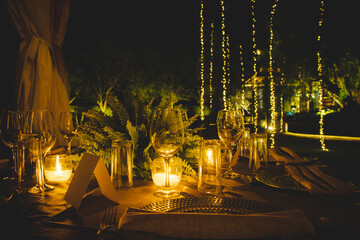 Mesa decorada para cena o evento nocturno