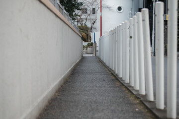Fototapeta na wymiar ローアングルで見た狭い歩道と支柱。東京の赤坂6丁目での風景