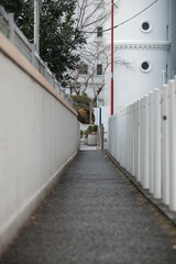 ローアングルで見た狭い歩道と支柱。東京の赤坂6丁目での風景