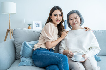 Obraz premium Portrait of Asian family, young daughter hugging with older mother. 
