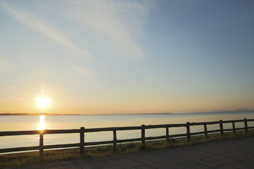 Obraz premium 夕日 湖 柵