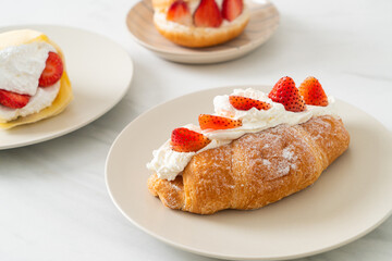 Obraz na płótnie Canvas strawberry fresh cream croissant on plate