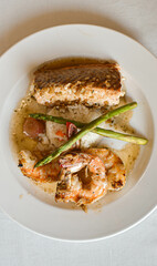 Salmon y camarones en plato con rabioles, pescados y mariscos para cenar, comida de mar, salamón fresco, camarones con especies gourmet, mariscos gourmet