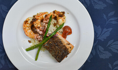 Salmon y camarones en plato con rabioles, pescados y mariscos para cenar, comida de mar, salamón fresco, camarones con especies gourmet, mariscos gourmet