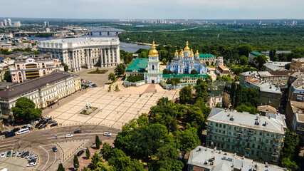 Obraz premium Mikhailovsky Golden-Domed Monastery - an active monastery in Kiev from a height