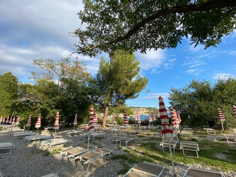 Sistiana zwischen Triest Duino und Grado in Friaul-Julisch Venetien Italien an der Adria Mittelmeer	- Strand mit Sonnenliegen 