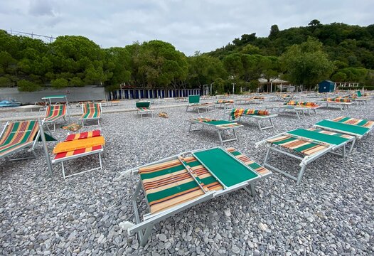 Sistiana zwischen Triest Duino und Grado in Friaul-Julisch Venetien Italien an der Adria Mittelmeer	- Strand mit Sonnenliegen 