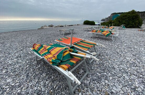 Sistiana zwischen Triest Duino und Grado in Friaul-Julisch Venetien Italien an der Adria Mittelmeer	- Strand mit Sonnenliegen 
