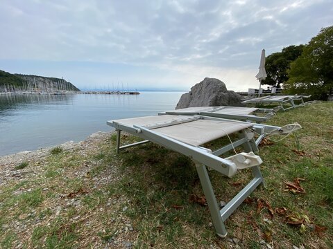 Sistiana zwischen Triest Duino und Grado in Friaul-Julisch Venetien Italien an der Adria Mittelmeer	- Strand mit Sonnenliegen 