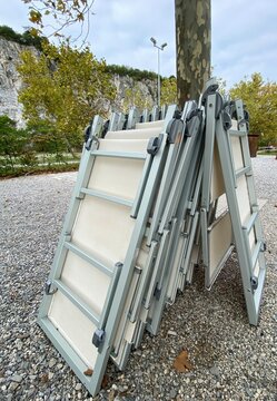Sistiana zwischen Triest Duino und Grado in Friaul-Julisch Venetien Italien an der Adria Mittelmeer	- Strand mit Sonnenliegen 