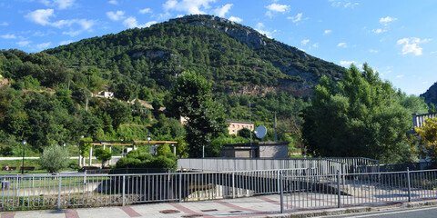 Paisaje de montaña y prados verdes de primavera.
