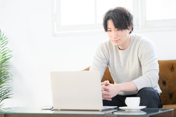 Fototapeta premium 自宅でパソコンをしている男性
