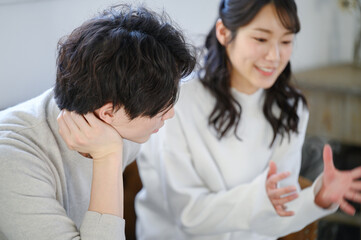 何かを説得されているけどあまり聞かない男性　離婚や別れ話に使えそうなイメージ