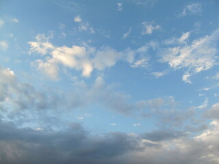 Fototapeta na wymiar Cielo bonito azul con nubes para fondos 