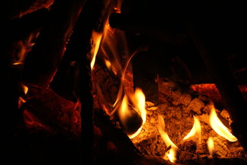 płomień ogniska nocą
