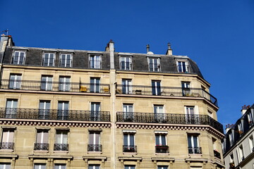 Naklejka premium Immeuble blanc et ciel bleu.