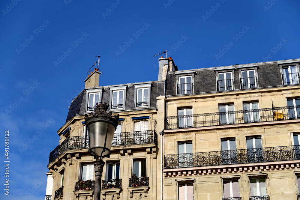 Sticker immeuble blanc et ciel bleu.