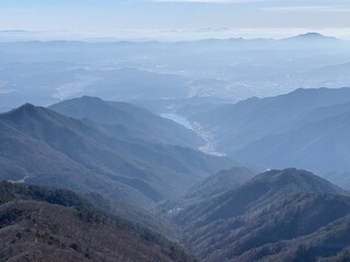 한국 소백산 정상과 능선, 억새 풍경, 등산하는 여자 /  The summit of Sobaeksan Mountain in Korea, ridges, silver grass scenery, and a woman hiking 