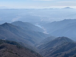 Obraz premium 한국 소백산 정상과 능선, 억새 풍경, 등산하는 여자 / The summit of Sobaeksan Mountain in Korea, ridges, silver grass scenery, and a woman hiking 