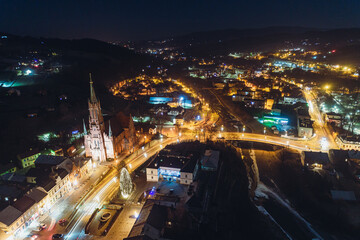 Grybów nocą, małopolska, panorama miasta z drona