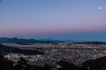 静岡市朝鮮岩から夕焼けに染まる静岡市の街並みと富士山