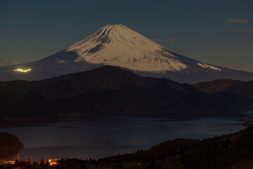 箱根から月光に照らされた芦ノ湖と富士山